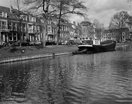 850509 Gezicht over de Stadsbuitengracht te Utrecht vanaf de Van Asch van Wijckbrug, met een binnenvaartschip dat ...